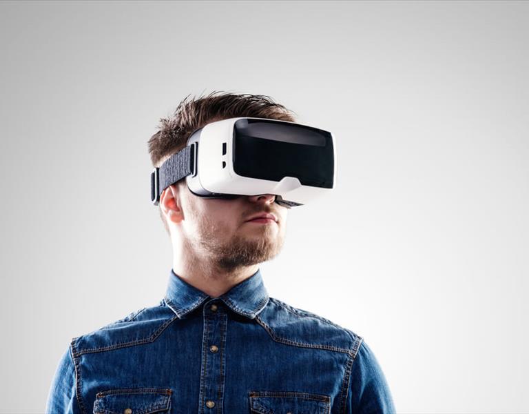Qual a diferença entre realidade aumentada e realidade virtual?